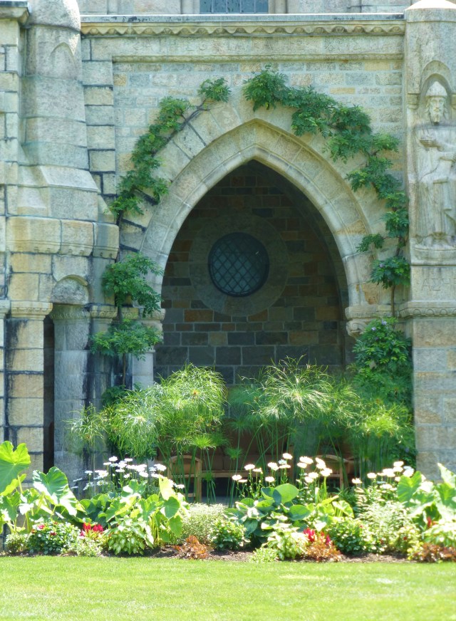 A detail of the repeated arches and the carvings of biblical figures.  Notice the stunning garden plantings here.