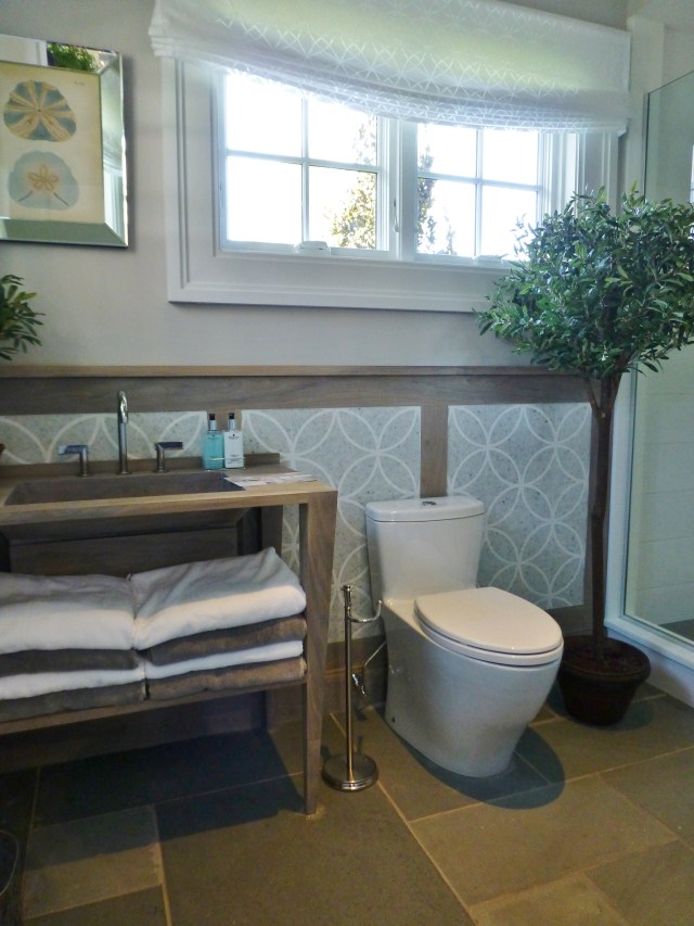The guest cottage also features a pretty bathroom.  This was actually my favorite room in the pool house!  