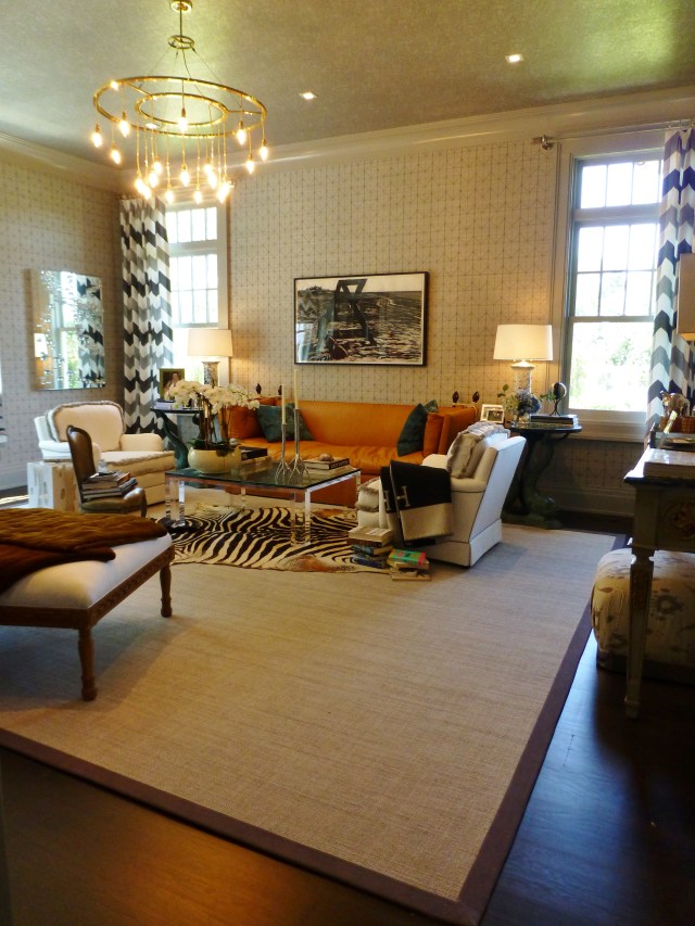 The first view upon entering this space is of the seating area with its gorgeous leather Knole sofa and pair of ivory club chairs.