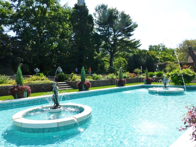 I'll leave you with this one last look at the sparkling blue water of the Planting Fields Arboretum swimming pool.   The statues are keeping cool in the arcing fountains in the midst of all those beautiful flower plantings.  How luxurious!