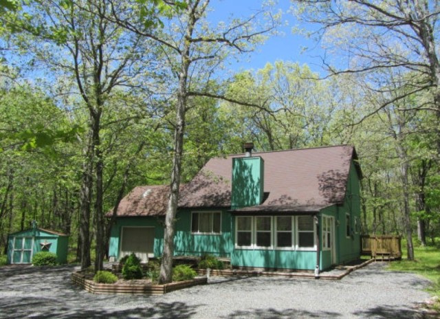 Here is the same photo in full living color! Our little mountain house is painted, what I like to call, Swimming Pool Green. Truly, when we were shopping for a mountain house, I skipped past this one, solely because of the color. It was my husband who said, "This one has everything we want, let's go take a look." 